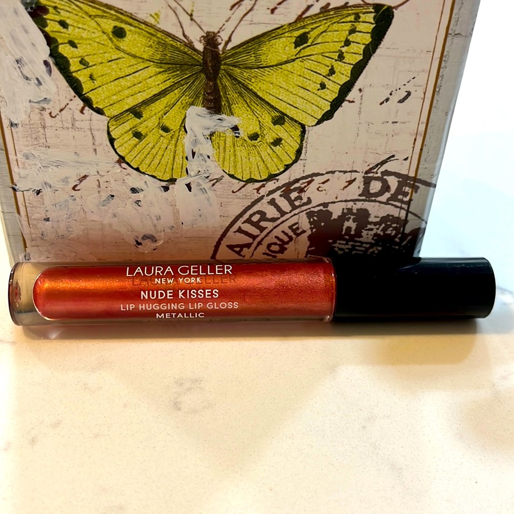 Laura Geller Nude Kisses Lio Hugging Lip Gloss-Metallic Blushing